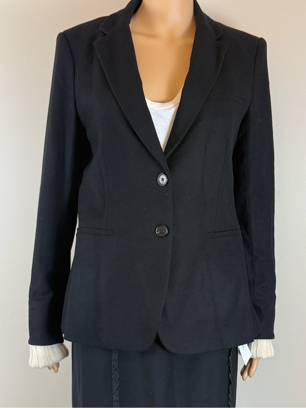 Veronica Beard Black 100 percent wool Blazer with detachable cuffs, size 2 EC